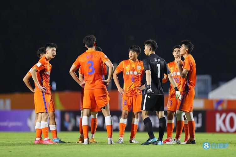 16轮过后，勒沃库森以4分优势领先拜仁，在冬歇期到来前成为本赛季德甲冬季冠军。